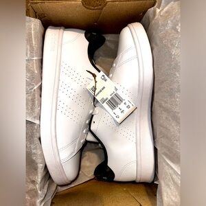 ADIDAS ADVANTAGE BASE COURT SNEAKERS SIZE 8.5 NEW IN BOX
